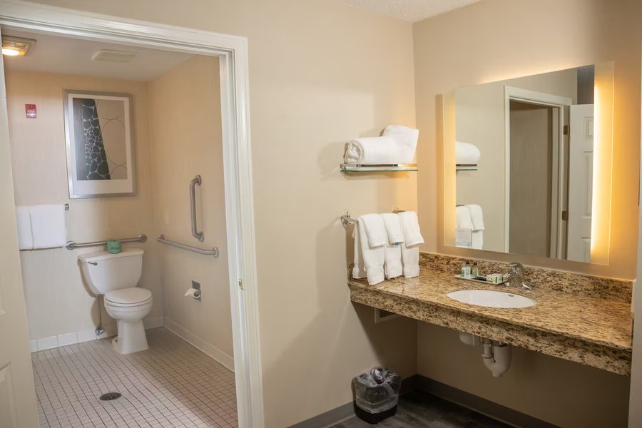 Elmwood Village Inn — Bathroom