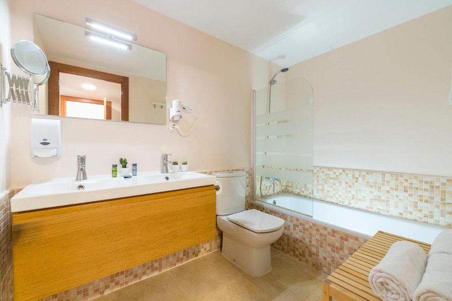 Els Llorers Apartments — Bathroom