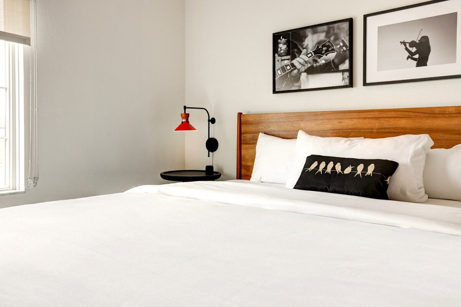 Elwood Hotel Suites — Guest room