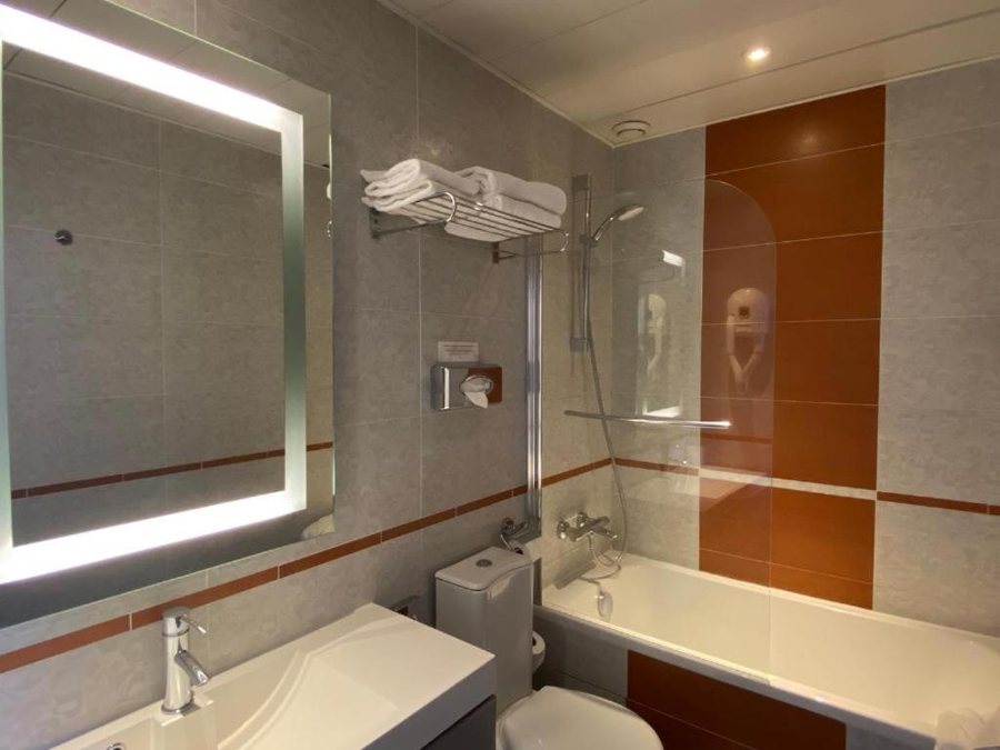 Elysa Luxembourg Hotel — Bathroom