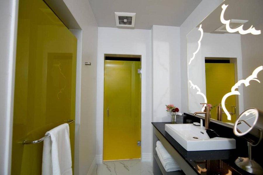 Elyton Hotel Autograph Collection — Bathroom