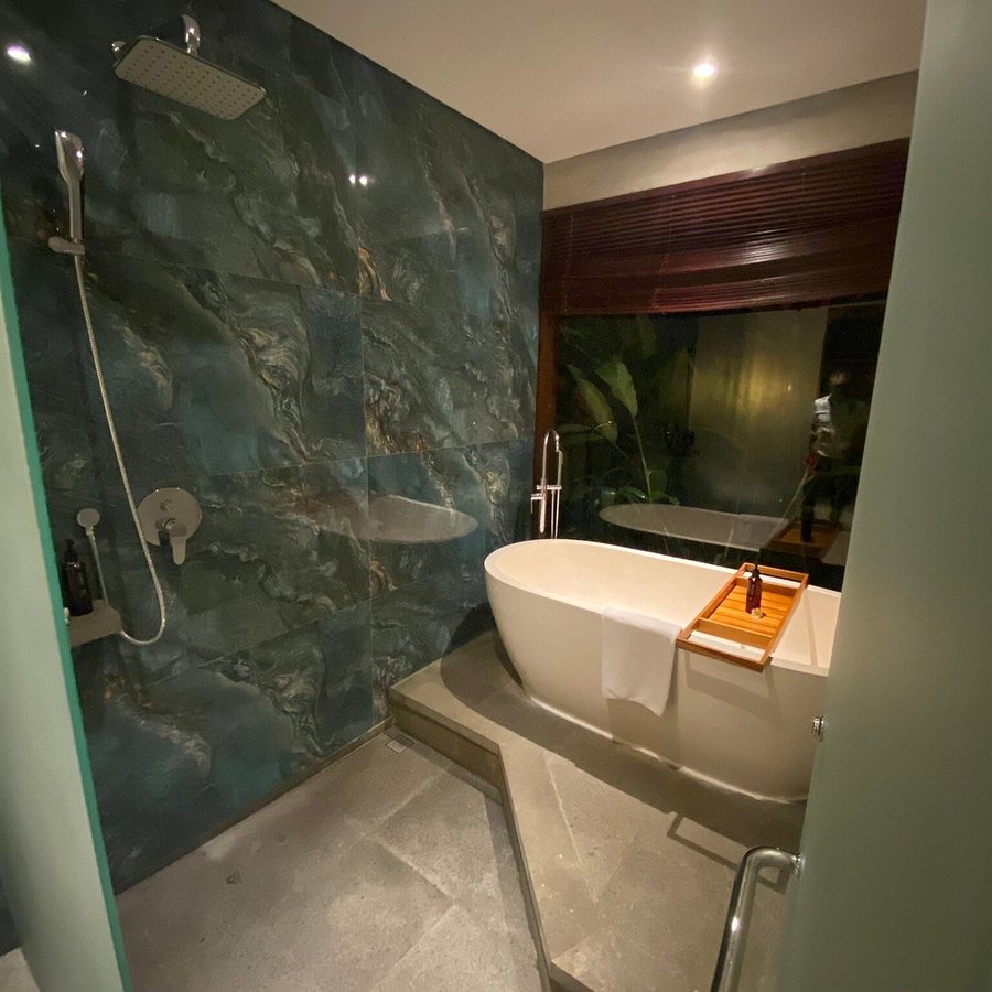 Emana Akatara — Bathroom