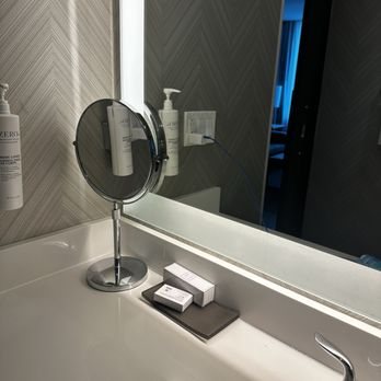 Embassy Suites by Hilton Amarillo Downtown — Bathroom