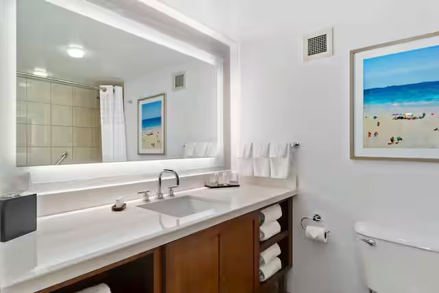 Embassy Suites by Hilton Anaheim Orange — Bathroom