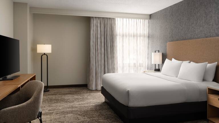 Embassy Suites By Hilton At Hot Springs Convention Center — Guest room