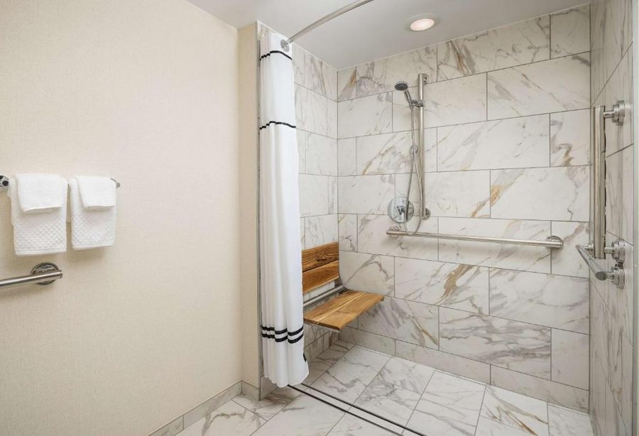 Embassy Suites by Hilton Atlanta Buckhead — Bathroom