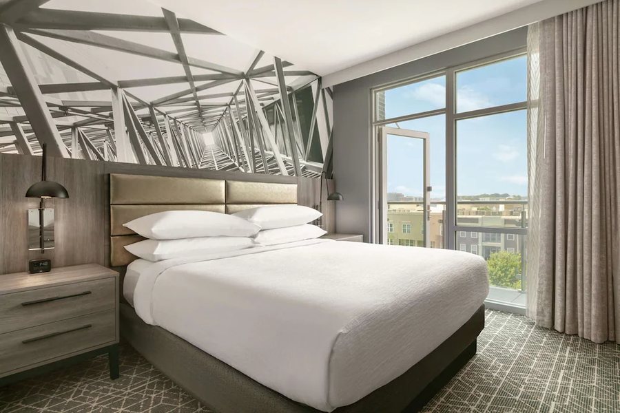 Embassy Suites by Hilton Atlanta Midtown — Guest room