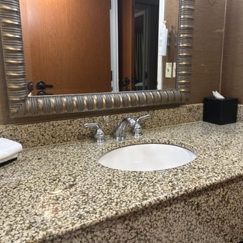 Embassy Suites by Hilton Austin Arboretum — Bathroom