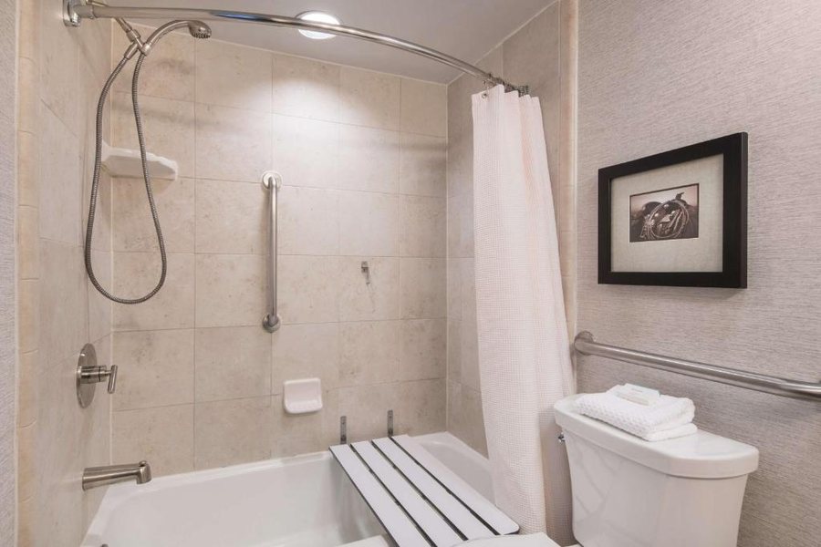 Embassy Suites by Hilton Austin Central — Bathroom