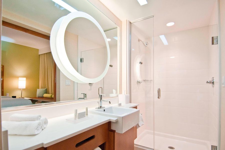 Embassy Suites by Hilton Baton Rouge — Bathroom