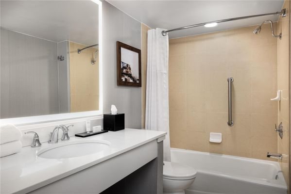 Embassy Suites By Hilton Birmingham — Bathroom