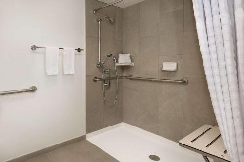 Embassy Suites by Hilton Boca Raton — Bathroom