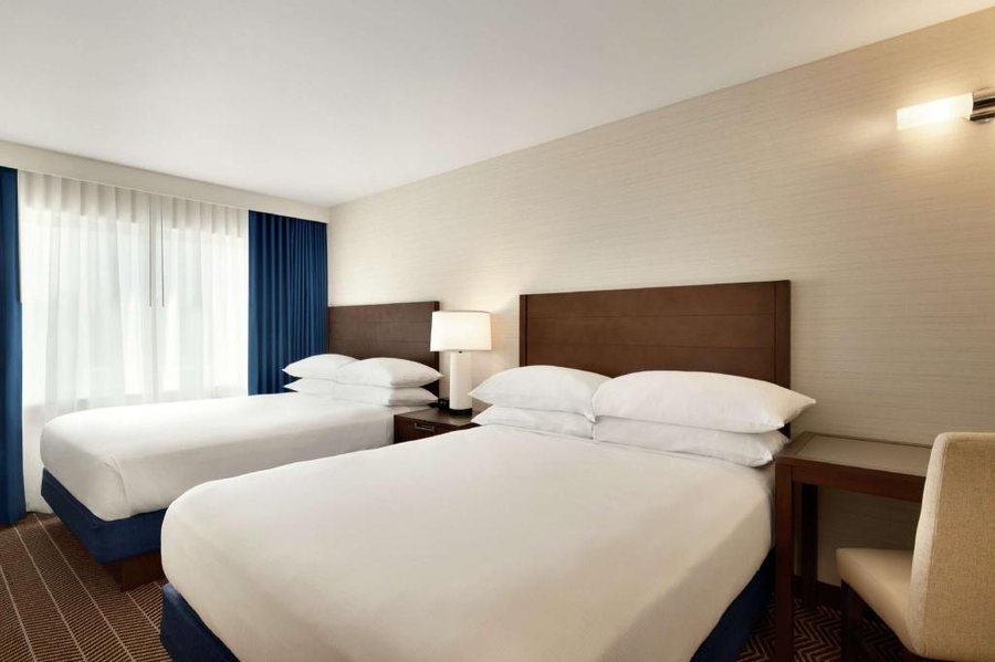 Embassy Suites by Hilton Boston at Logan Airport — Guest room