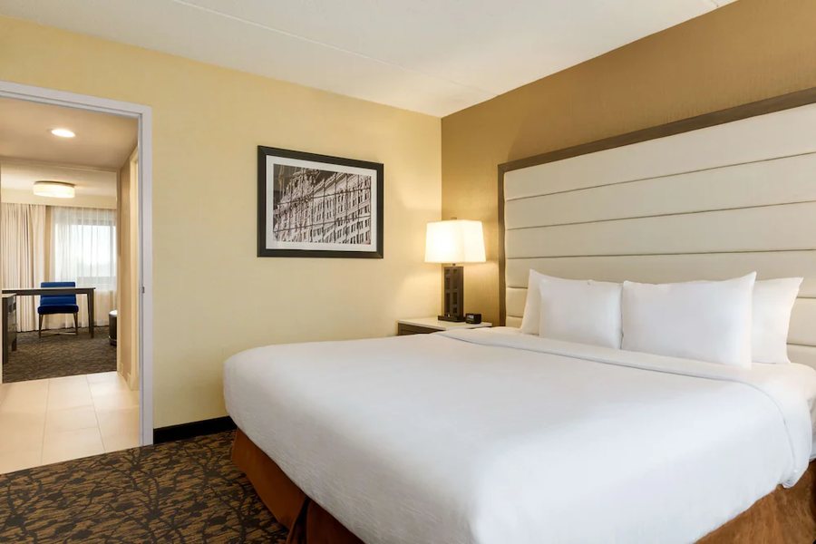 Embassy Suites By Hilton Boston Waltham — Guest room