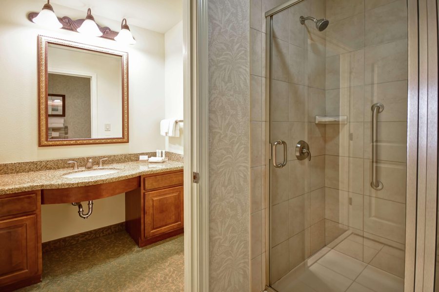 Embassy Suites by Hilton Charleston Airport Hotel Convention Center — Bathroom