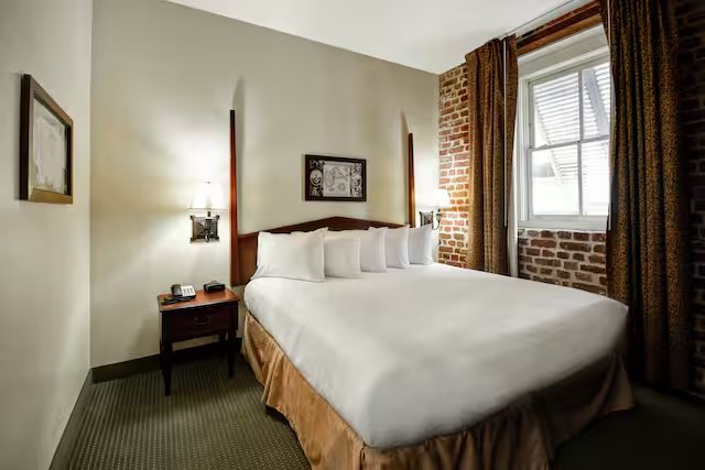 Embassy Suites by Hilton Charleston Historic District — Guest room