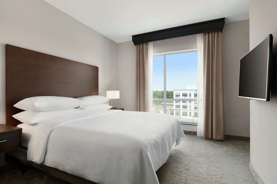 Embassy Suites by Hilton Charlotte Ayrsley — Guest room