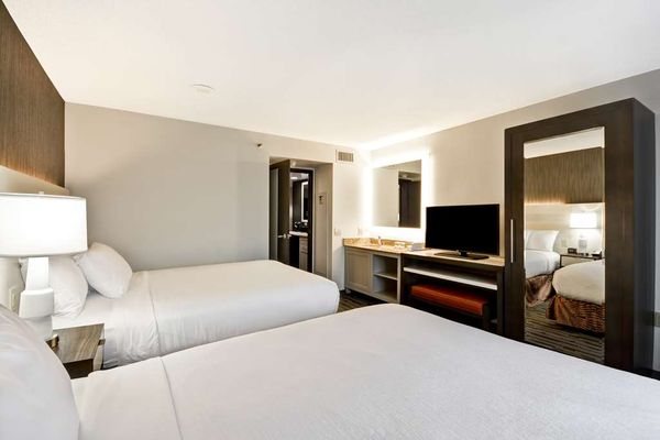 Embassy Suites By Hilton Charlotte — Guest room