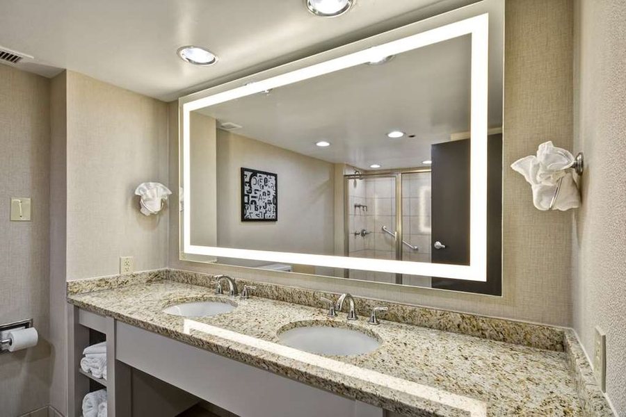 Embassy Suites by Hilton Charlotte Uptown — Bathroom