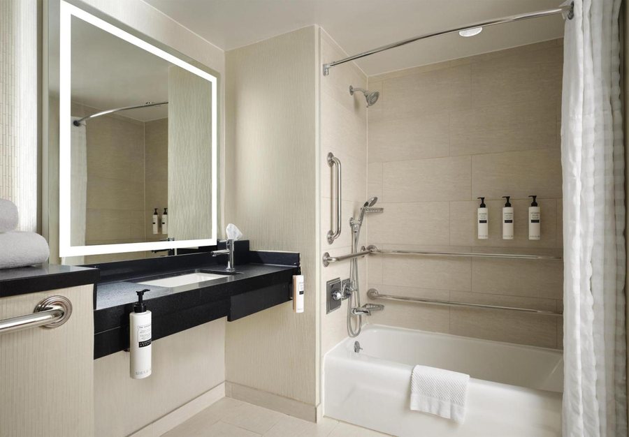 Embassy Suites by Hilton Chicago Downtown Magnificent Mile — Bathroom