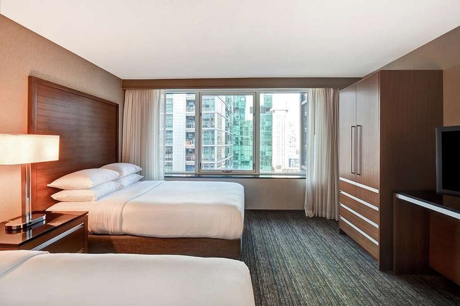 Embassy Suites by Hilton Chicago Downtown Magnificent Mile — Guest room