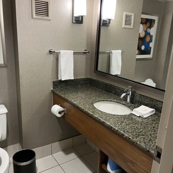 Embassy Suites by Hilton Cincinnati Northeast Blue Ash — Bathroom