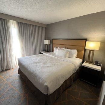 Embassy Suites by Hilton Cincinnati Northeast Blue Ash — Guest room