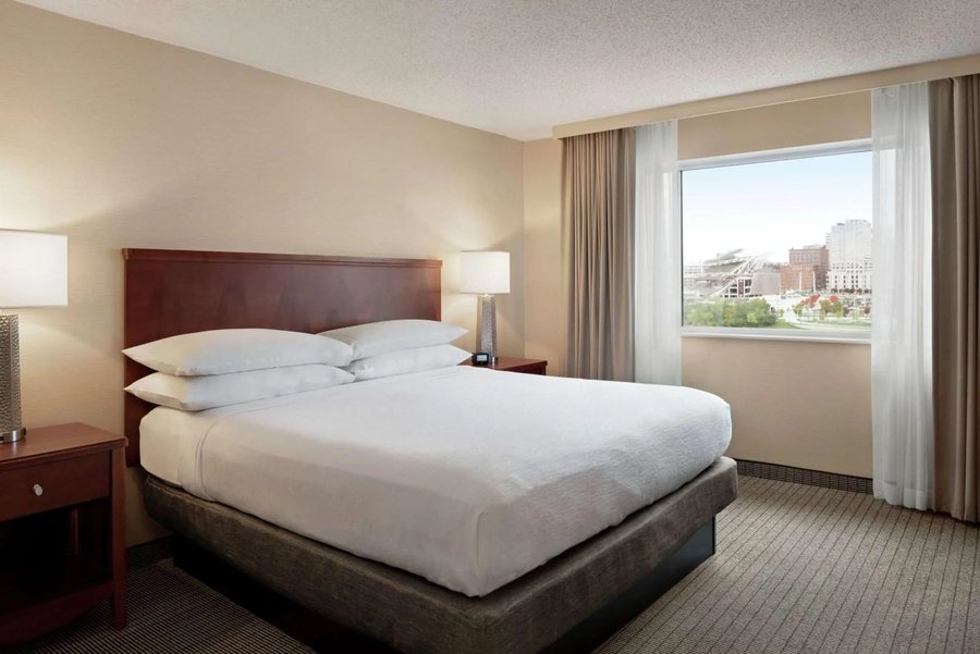 Embassy Suites by Hilton Cincinnati RiverCenter — Guest room