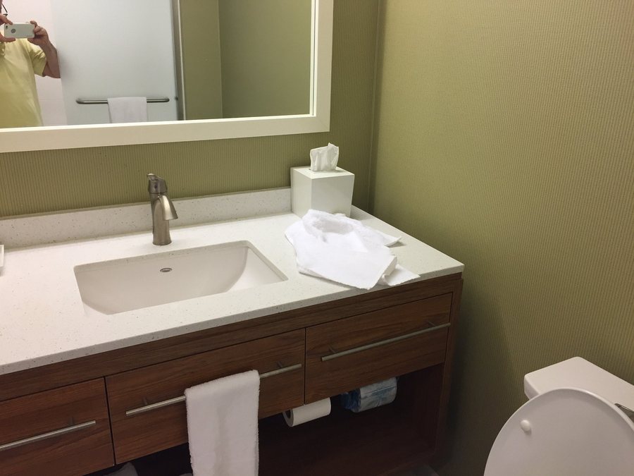 Embassy Suites by Hilton Cleveland Beachwood — Bathroom