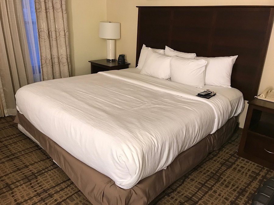 Embassy Suites by Hilton Cleveland Beachwood — Guest room