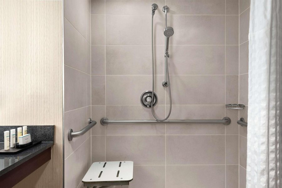 Embassy Suites By Hilton Cleveland Rockside — Bathroom