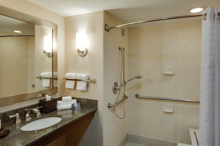 Embassy Suites by Hilton Columbia Greystone — Bathroom