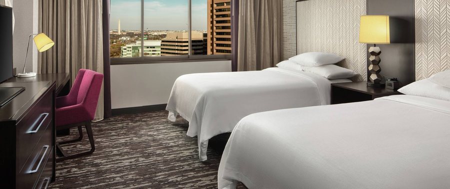 Embassy Suites by Hilton Crystal City National Airport — Guest room