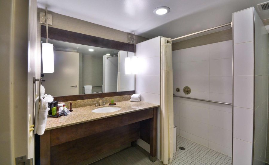 Embassy Suites by Hilton Denver International Airport — Bathroom