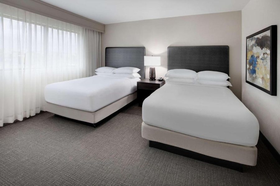 Embassy Suites by Hilton Detroit Troy Auburn Hills — Guest room