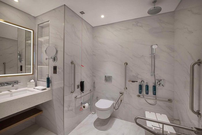 Embassy Suites By Hilton Dubai Business Bay — Bathroom