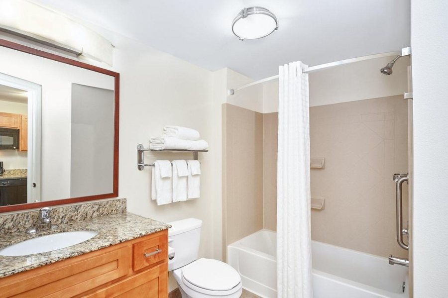 Embassy Suites by Hilton Fayetteville Fort Bragg — Bathroom