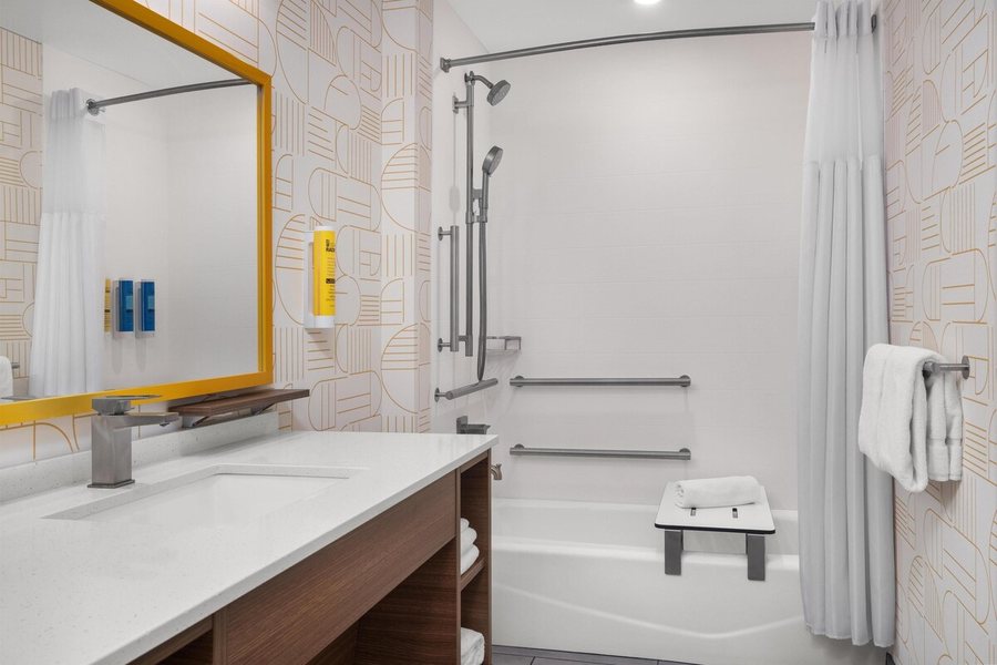 Embassy Suites by Hilton Flagstaff — Bathroom