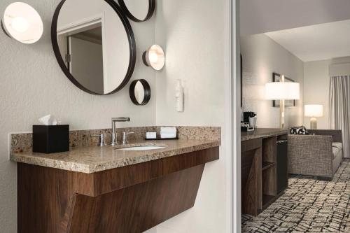 Embassy Suites By Hilton Fort Lauderdale 17th Street Fort Lauderdale Broward County — Bathroom