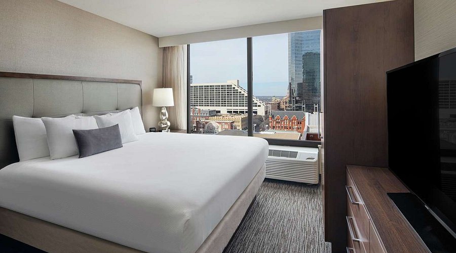 Embassy Suites by Hilton Fort Worth Downtown — Guest room