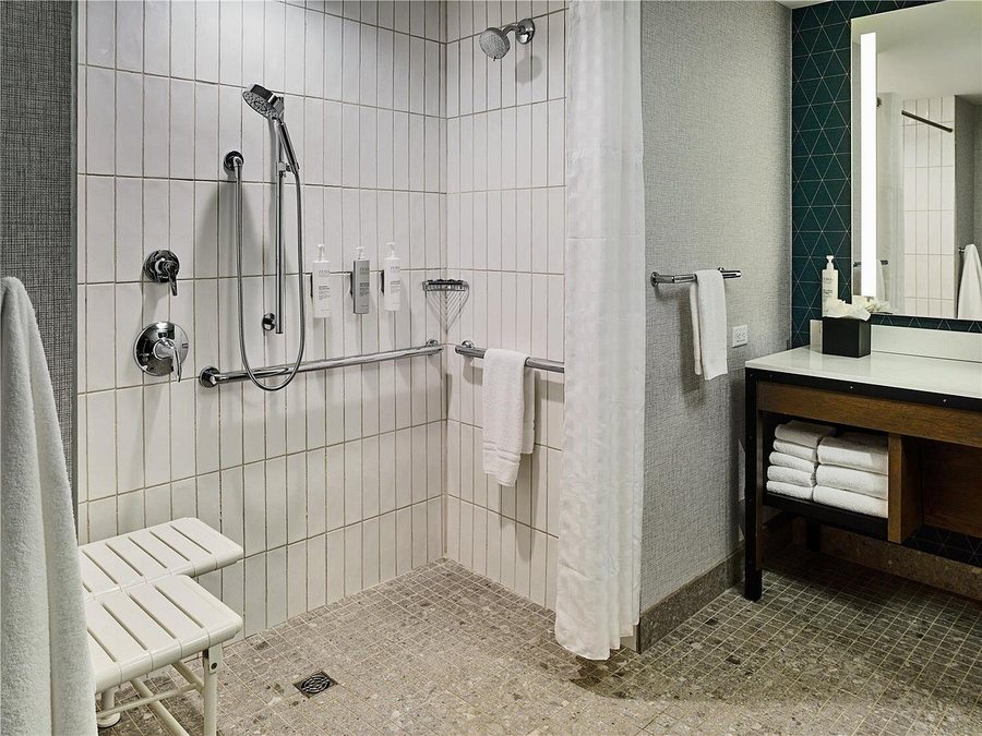 Embassy Suites by Hilton Gatlinburg Resort — Bathroom