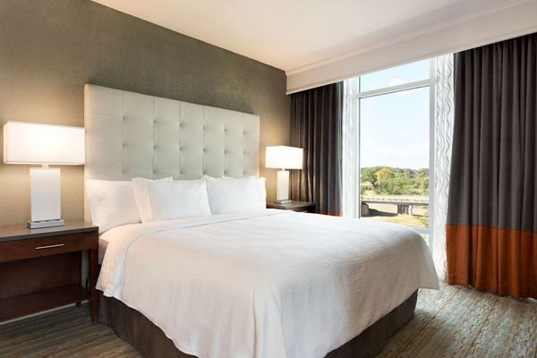 Embassy Suites by Hilton Greenville Downtown Riverplace — Guest room