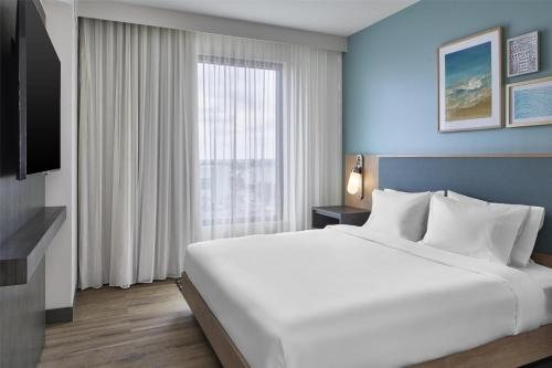 Embassy Suites By Hilton Gulf Shores Beach Resort — Guest room