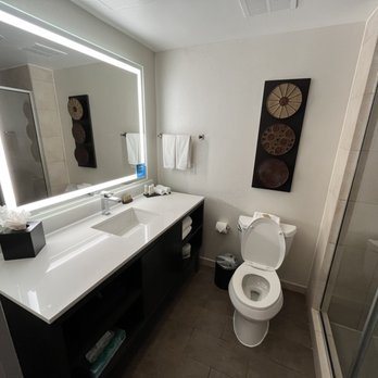 Embassy Suites by Hilton Houston Energy Corridor — Bathroom