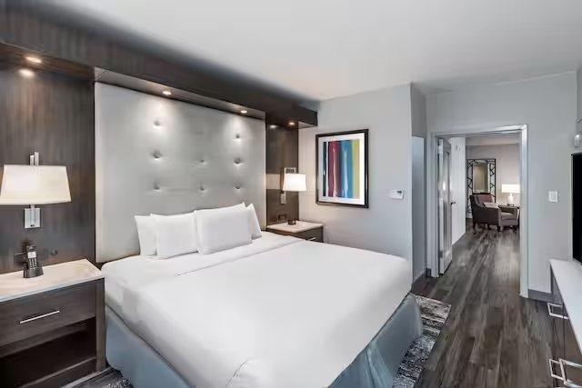 Embassy Suites by Hilton Houston Near the Galleria — Guest room