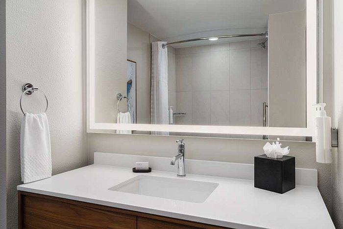 Embassy Suites by Hilton Huntsville — Bathroom