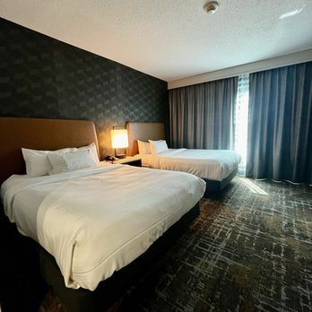 Embassy Suites by Hilton Huntsville — Guest room