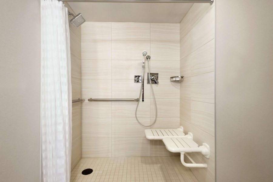 Embassy Suites by Hilton Indianapolis Downtown — Bathroom