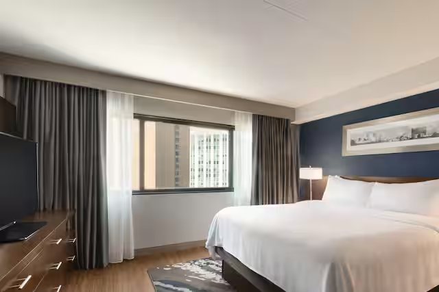 Embassy Suites by Hilton Indianapolis Downtown — Guest room