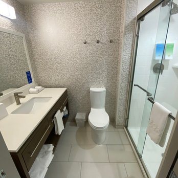 Embassy Suites by Hilton Indianapolis North — Bathroom